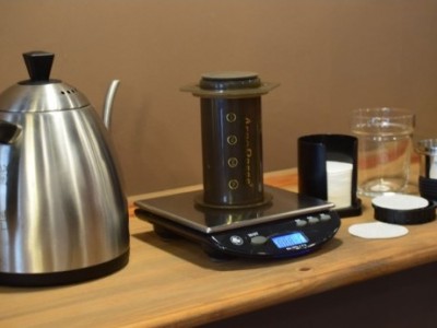 Cómo hacer café con la Aeropress invertida y porqué es el único método que nosotro usamos.