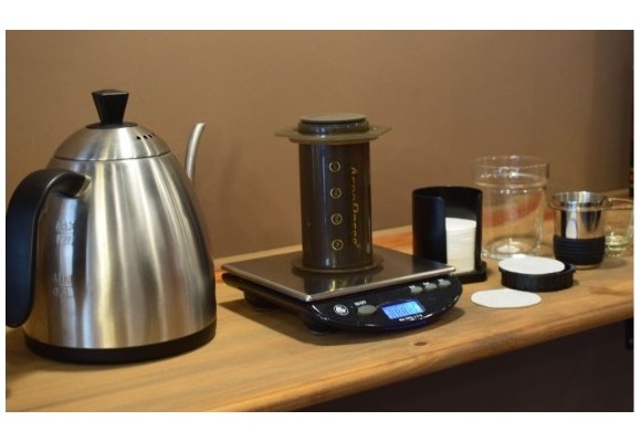 Cómo hacer café con la Aeropress invertida y porqué es el único método que nosotro usamos.